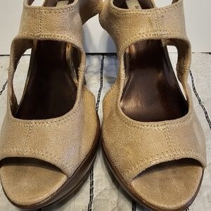 Svera Wang Tan Suede Peep-Toe Platform Hogh Heel Sandals, 3 1/2" Heel Size 8
